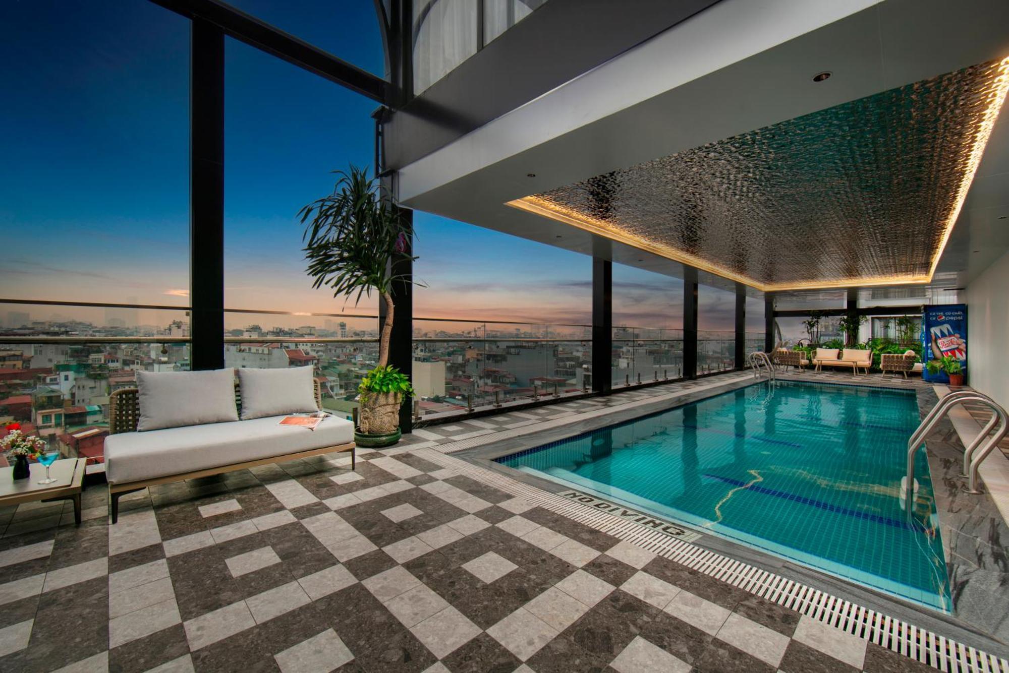 فندق ماي دي فيل أولد كوارتر هانوي المظهر الخارجي الصورة The swimming pool at the 360° Sky Lounge