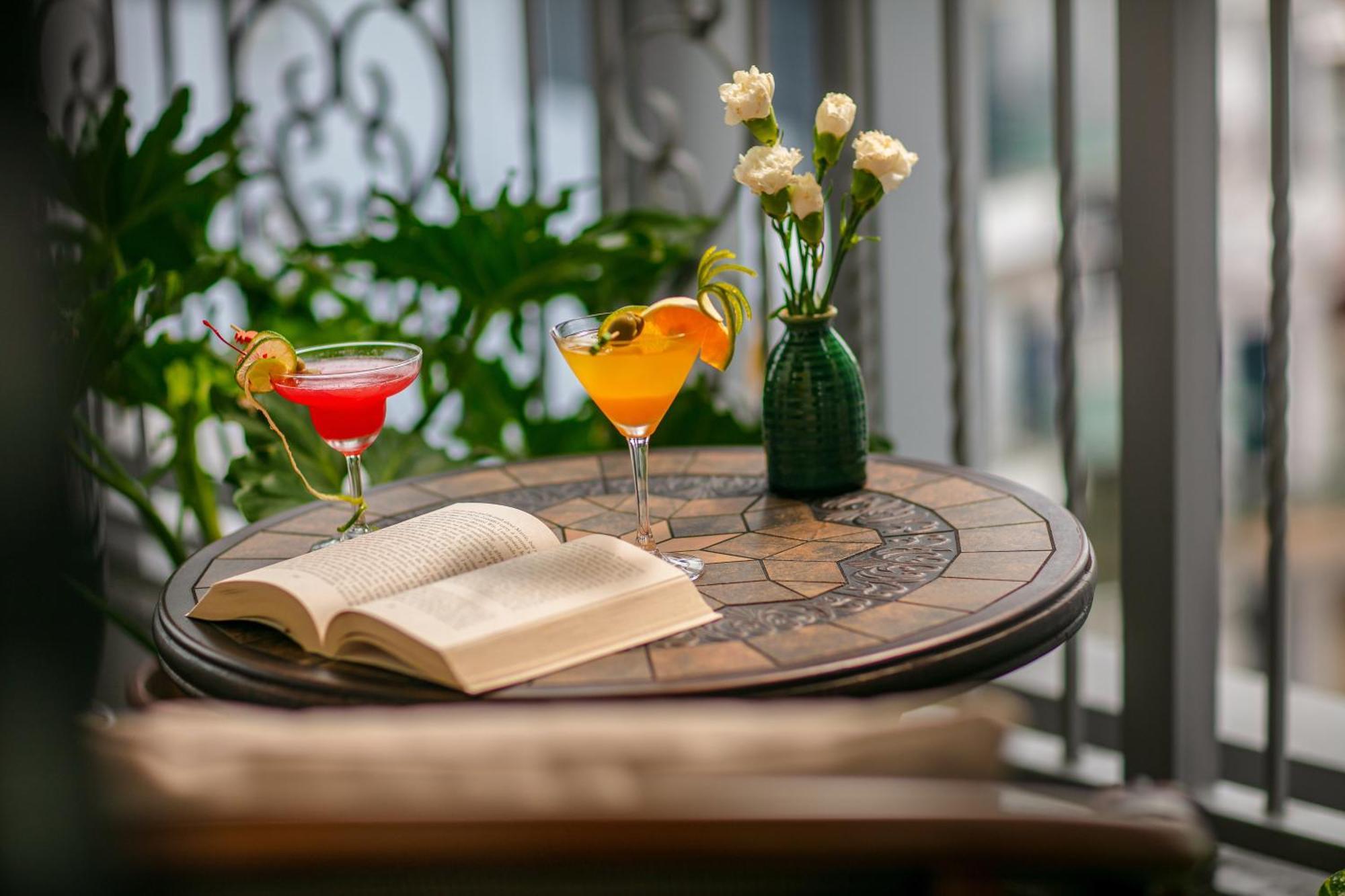 فندق ماي دي فيل أولد كوارتر هانوي المظهر الخارجي الصورة A balcony table
